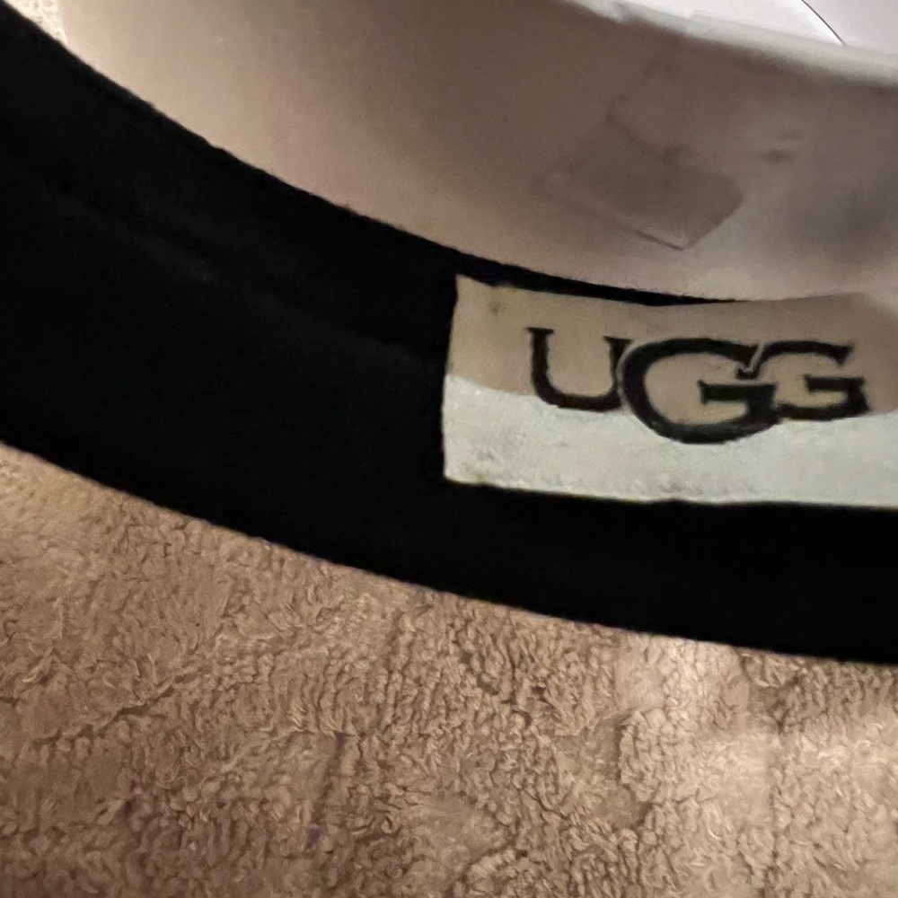 UGG Single Center Strap Earmuff Real Fur Sheepskin NWT - Picture 7 of 9